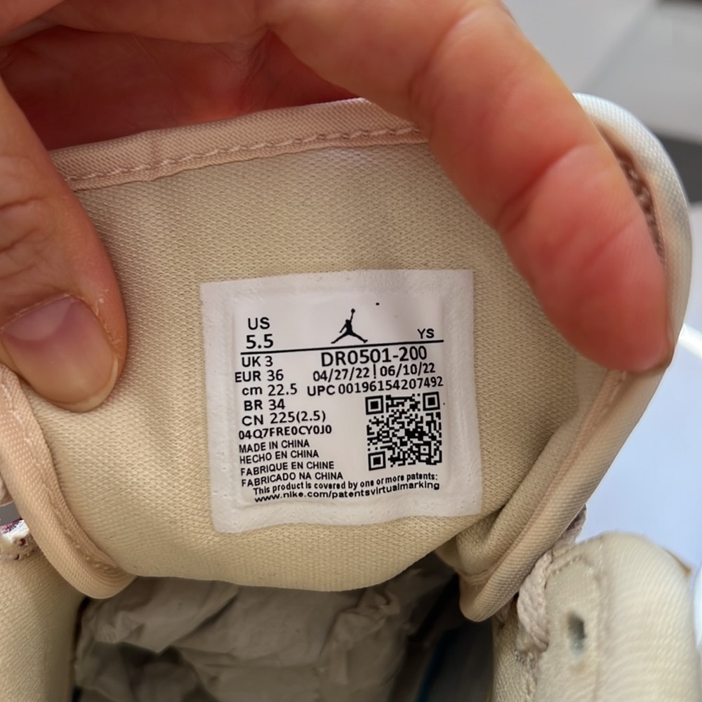 NEW Women’s Air Jordan 1 Mid SE
Shoes - Picture 17 of 17